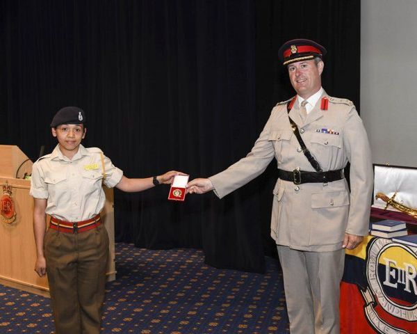 Paraguaya es premiada como la mejor cadete internacional en academia militar del Reino Unido