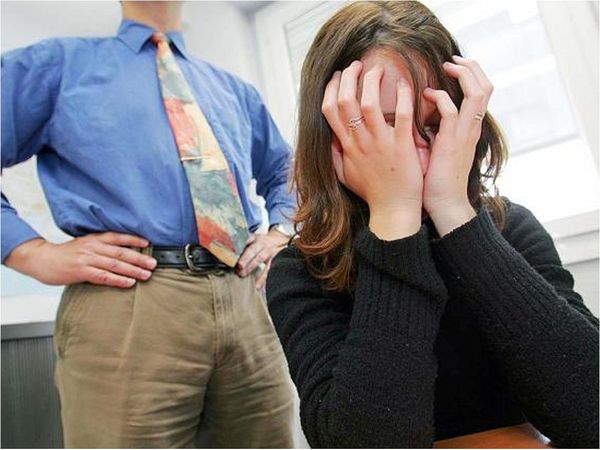 Médica denuncia persecución por permiso de lactancia y acoso laboral