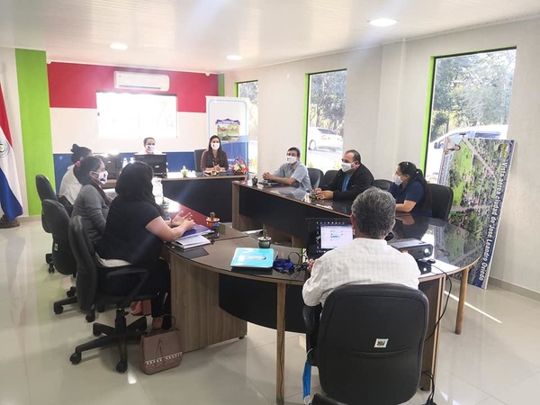 ANALIZAN ACCIONES PARA FORTALECIMIENTO DE FARMACIAS SOCIALES EN JOSÉ L. OVIEDO.