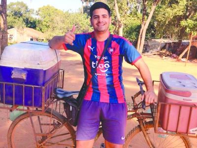 Con la piel azulgrana vende su tereré rupa
