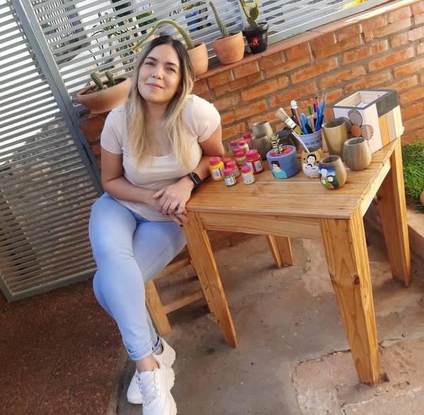 Joven emprendedora: Pasó de pintar macetitas para la casa a plasmar su arte en guampas