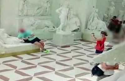 Turista rompe una escultura de más de dos siglos mientras posaba para una foto - SNT
