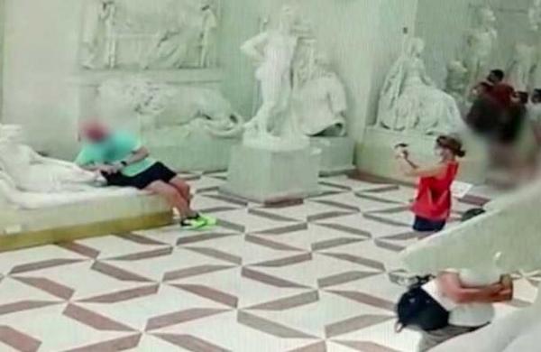 Turista rompe una escultura de más de dos siglos mientras posaba para una foto - SNT