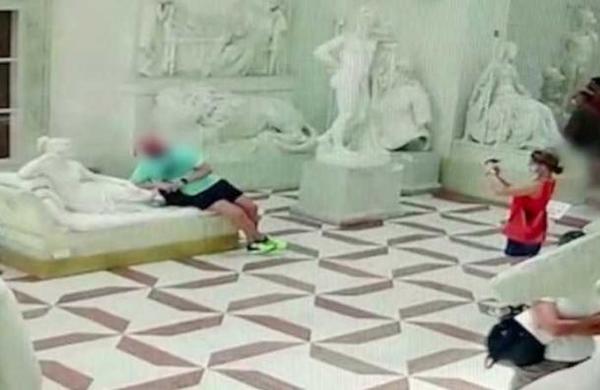 Turista rompe una escultura de más de dos siglos mientras posaba para una foto - C9N