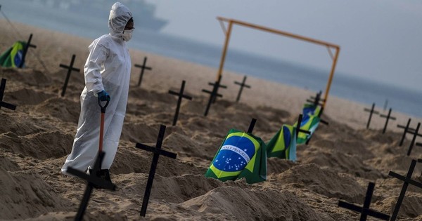 Un Brasil sin brújula llega a las 100.000 muertes por COVID-19