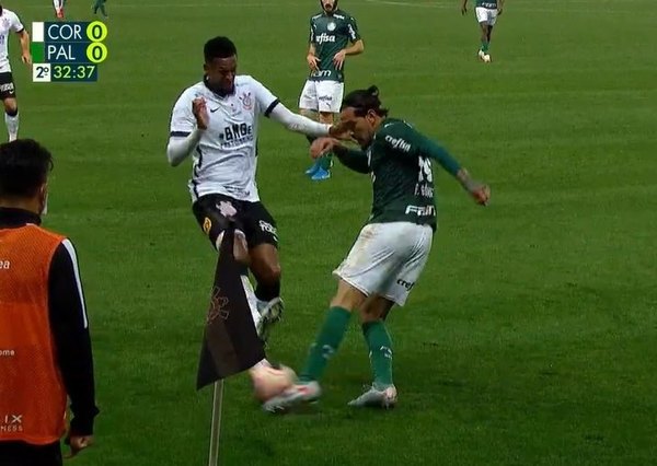 El 'planchazo' de Jô a Gómez en la final del clásico Paulista