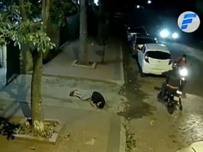 Un hombre se salva de milagro tras ser atacado por un motochorro