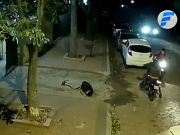 Un hombre se salva de milagro tras ser atacado por un motochorro