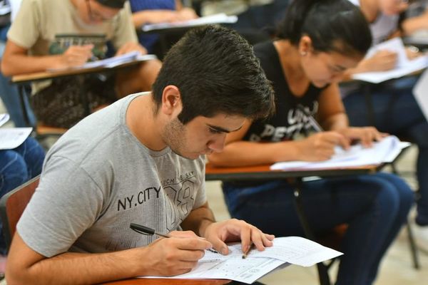 Becarios de Itaipú tienen tiempo hasta mañana para solicitar postergación de beneficio - Nacionales - ABC Color