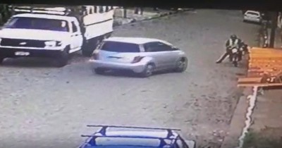 Video: Joven atropelló a motochorros que lo habían asaltado