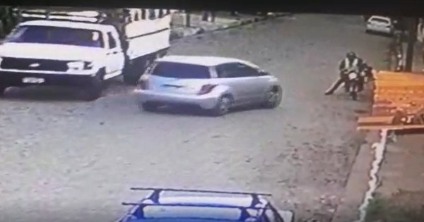 Video: Joven atropelló a motochorros que lo habían asaltado