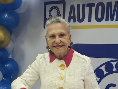 Automóvil Supply: re puestos en la cima