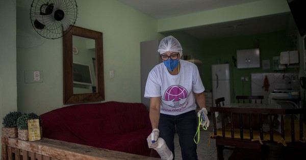 Una madre de duelo ayuda a las víctimas del coronavirus en Brasil