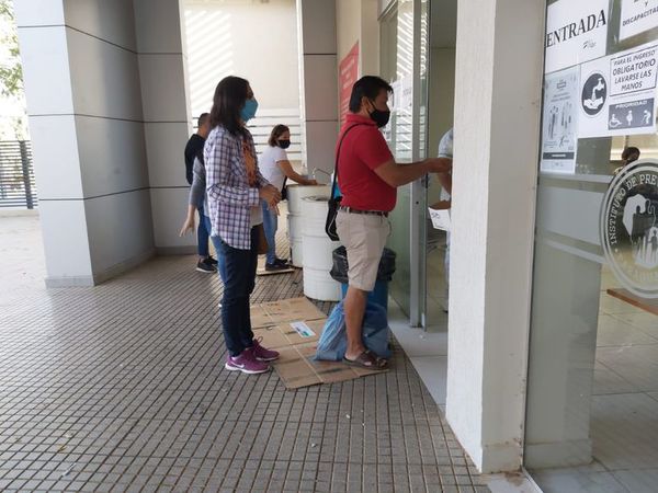 Prohibición de entrada a pacientes de IPS es “discriminatoria e inhumana”, dicen pacientes - Nacionales - ABC Color
