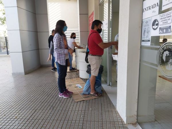 Prohibición de entrada a pacientes de IPS es  “discriminatoria e inhumana”, dicen pacientes  - Nacionales - ABC Color