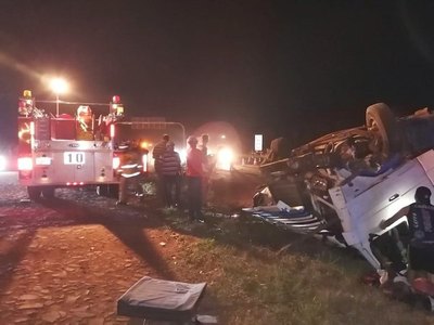 Feroz camión se reventó por un tractor y tumbó | Crónica
