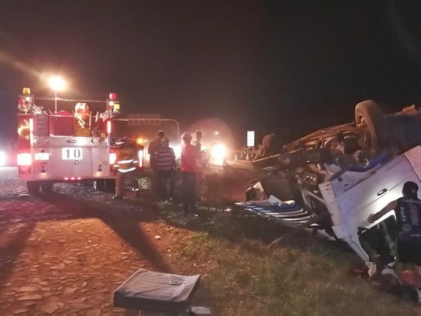 Feroz camión se reventó por un tractor y tumbó | Crónica