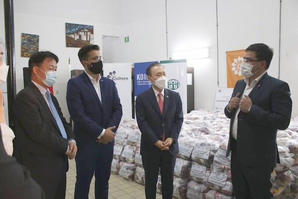 Brindan ayuda con alimentos para artistas | Crónica