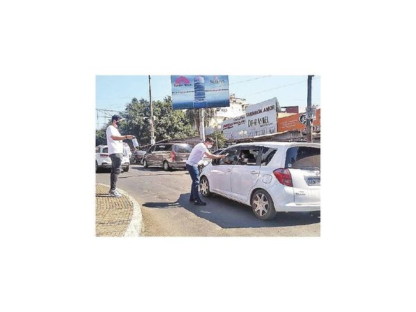 Distribuyen tapabocas y alcohol a los ciudadanos