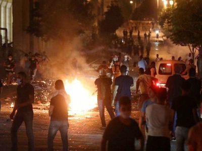 Indignados protestan contra Gobierno en devastada Beirut