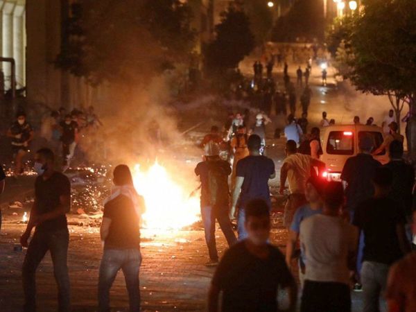Indignados protestan contra Gobierno en devastada Beirut