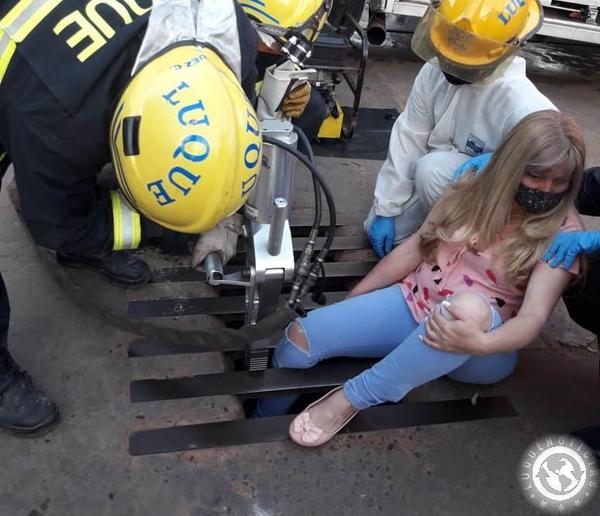 Mujer quedó atrapada en registro pluvial • Luque Noticias