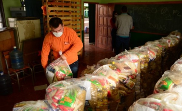 Municipalidad entrega kits de alimentos de 13 escuelas de CDE