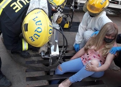 El miedo de muchos: Mujer quedó atrapada en una rejilla en plena vía pública » Ñanduti