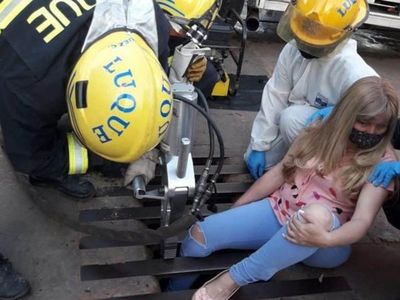 Otra víctima: Una mujer quedó atrapada entre los hierros de un registro de desagüe