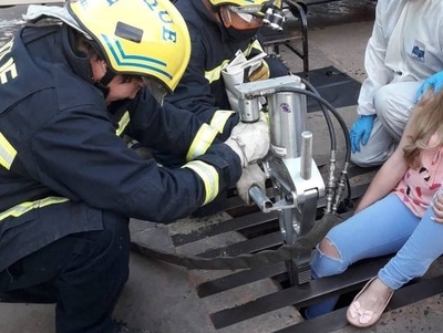 HOY / Mujer quedó atrapada en una rejilla de desagüe