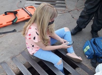 Mujer cayó a un registro de desagüe pluvial | Crónica