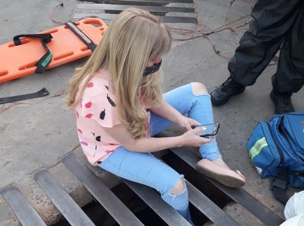 Mujer cayó a un registro de desagüe pluvial | Crónica
