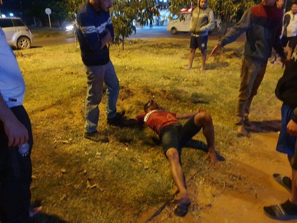 Vecinos persiguen y aprehenden a supuesto ladrón