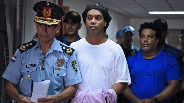 HOY / Ronaldinho podría recuperar su liberad, la fiscalía pidió suspensión de la condena