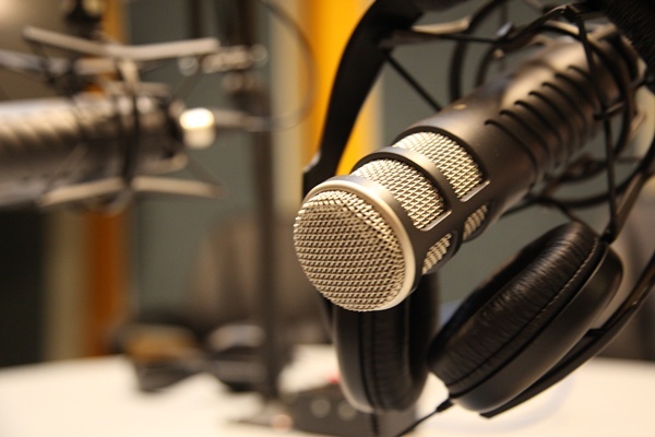 Paraguaya emprende en España montando una radio hace ocho años » Ñanduti