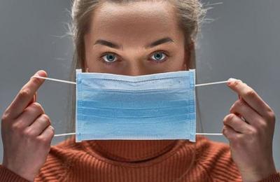 Así debes guardar tu mascarilla cada vez que te la quitas - SNT