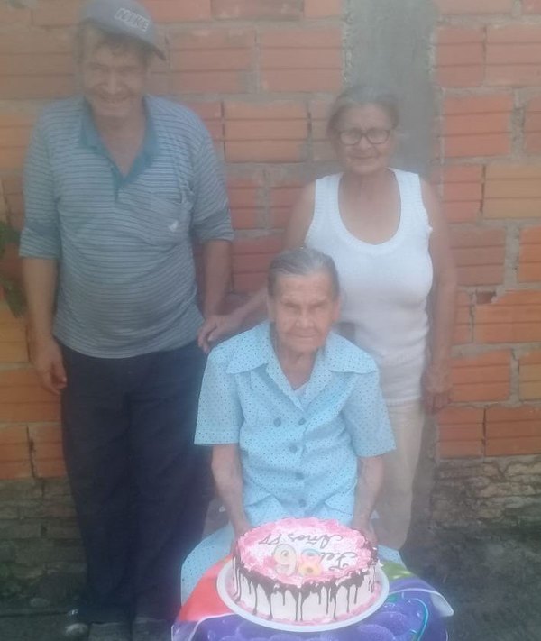 Ña Cayetana apagó 98 velitas y recordó a don Anacleto, su amor eterno | Crónica