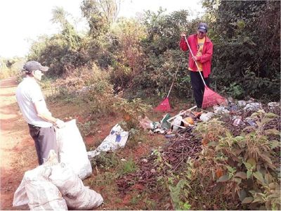 Suman quejas contra personas que tiran basura en caminos vecinales de Misiones