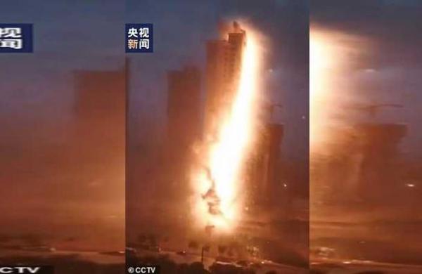 El momento en que un rayo impacta en una red eléctrica de alto voltaje en China - SNT