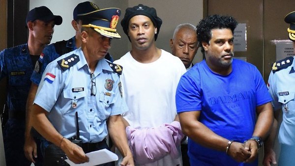 Fiscalía solicita a Ronaldinho pagar USD 90.000 en donaciones para suspender su procedimiento