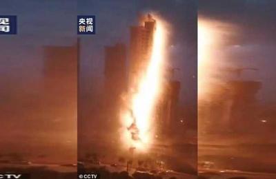 El momento en que un rayo impacta en una red eléctrica de alto voltaje en China - C9N