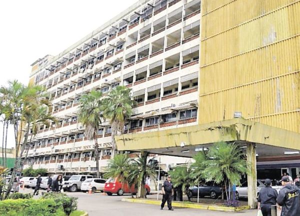 Hospital Central del IPS registra cinco residentes contagiados y 15 en total en cuarentena - Nacionales - ABC Color