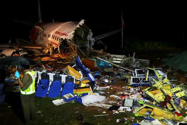 Ascienden a 17 muertos y decenas de heridos tras accidente de avión en India - Mundo - ABC Color