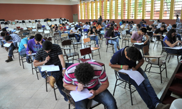 Jóvenes sometidos a dura PRUEBA para ingresar a Itaipú, mientras “ZOQUETEROS” entran directamente