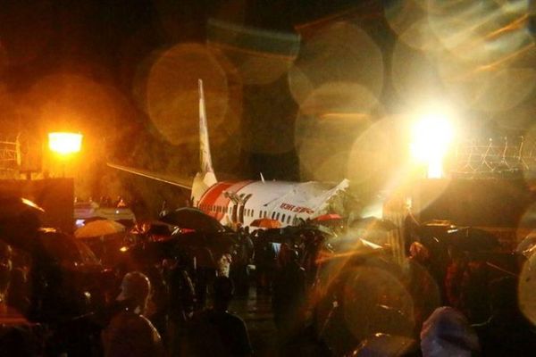 Avión de Air India se estrella al aterrizar, al menos 16 muertos