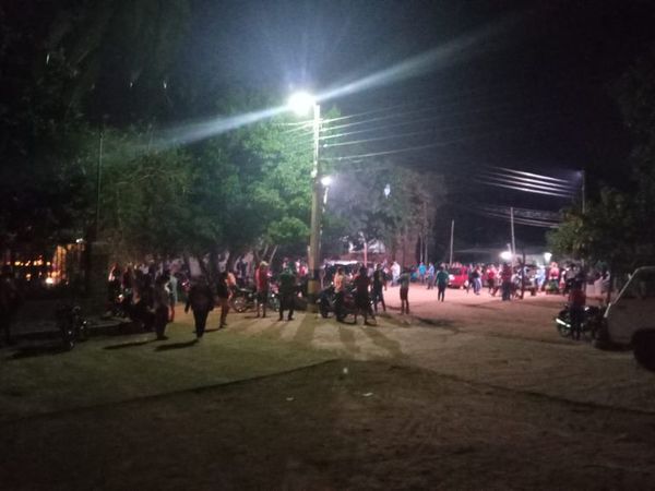 Familias de asentamiento rodean propiedad de Copaco esperando promulgación presidencial - Nacionales - ABC Color