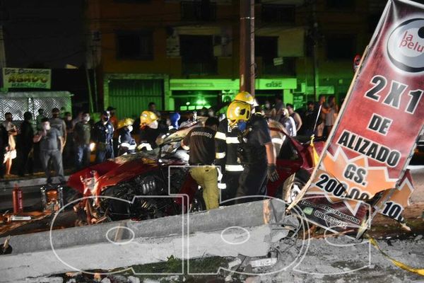 Grave choque de un vehículo contra una columna de la ANDE  - Nacionales - ABC Color