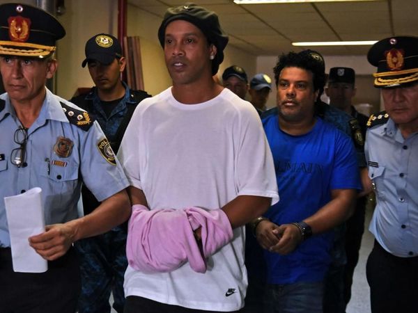 Fiscalía pide suspender la causa a Ronaldinho y que done USD 90.000