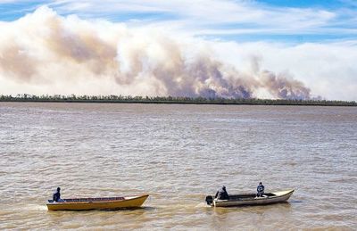 La sequía e incendios apeligran los humedales y caudal del río Paraná - Mundo - ABC Color