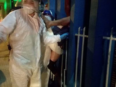 Entró a una casa y quedó clavado en la reja